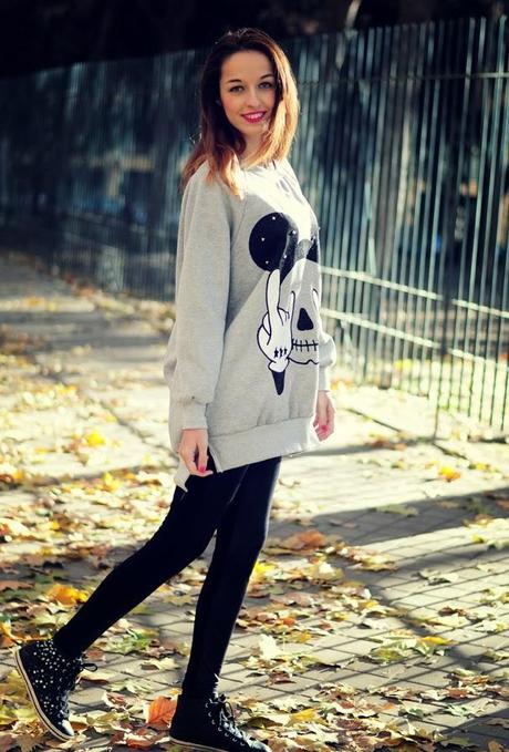 SUDADERA LARGA CON LEGGINS DE CUERO
