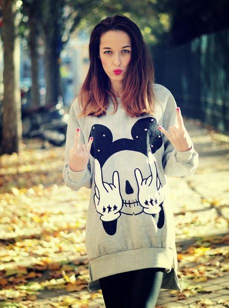 SUDADERA LARGA CON LEGGINS DE CUERO