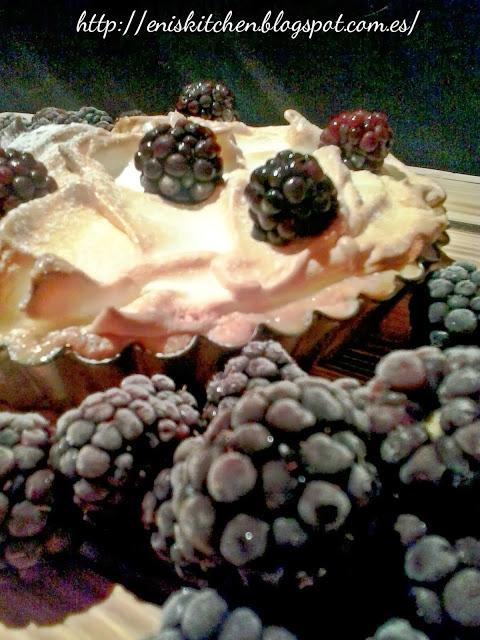 Mandarina curd pie whit blackberry