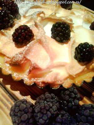 Mandarina curd pie whit blackberry