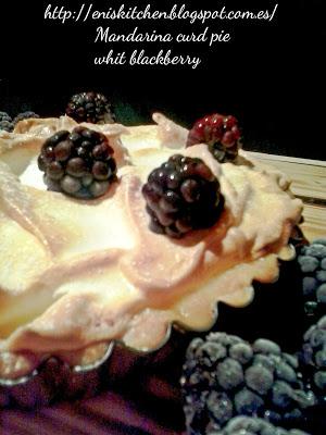 Mandarina curd pie whit blackberry