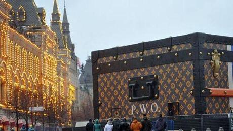 maleta gigante de louis Vuitton en la plaza Roja de Moscú