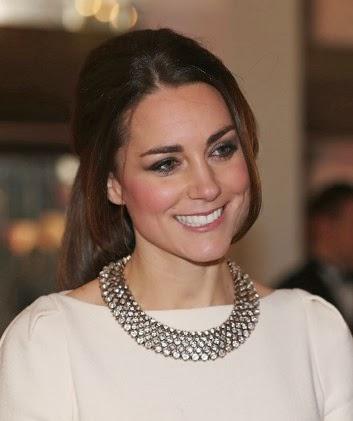 Consigue el collar de Zara que Kate Middleton combinó con su elegante Roland Mouret
