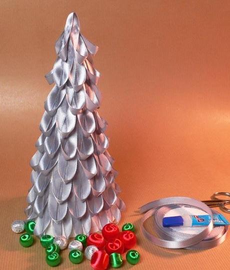 Árbol de Navidad con cintas de raso para decorar la Navidad