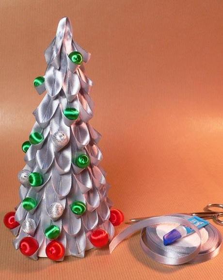 Árbol de Navidad con cintas y bolas de raso para decorar la Navidad