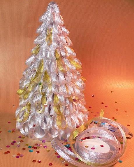 Árbol de Navidad con cintas de organza para decorar la Navidad