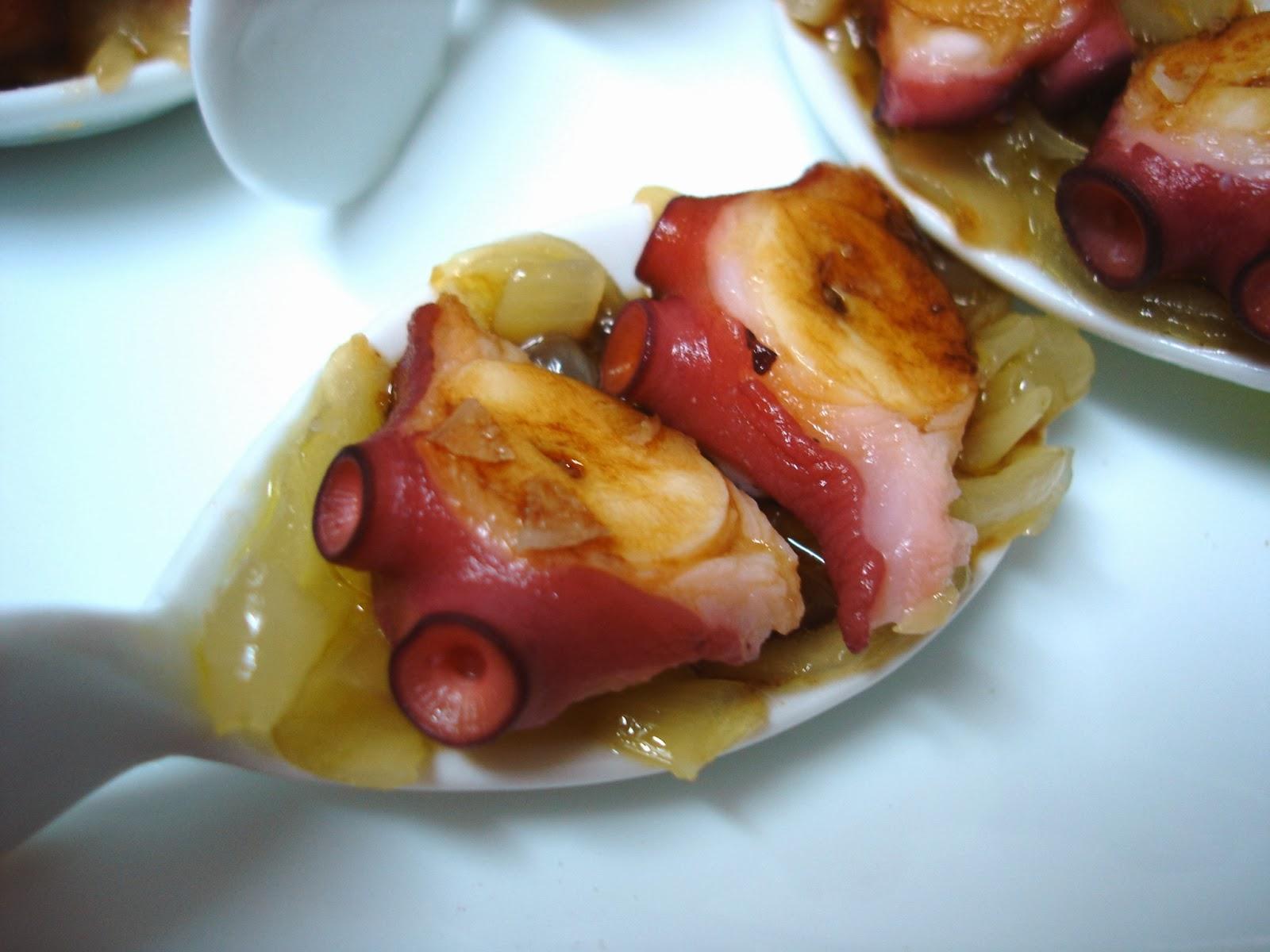 Cucharitas de pulpo con cebolla caramelizada