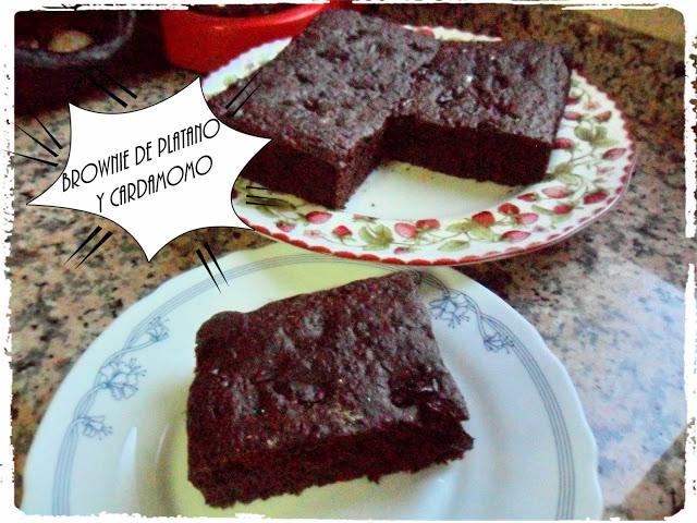 Brownie de platano y cardamomo