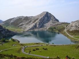 El lago Enol de Covadonga Vista del lago Enol de Covadonga