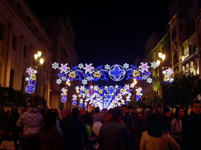 Iluminación navideña en la Avenida de la Constitución.