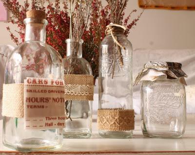 Decorar la mesa con botellas de cristal