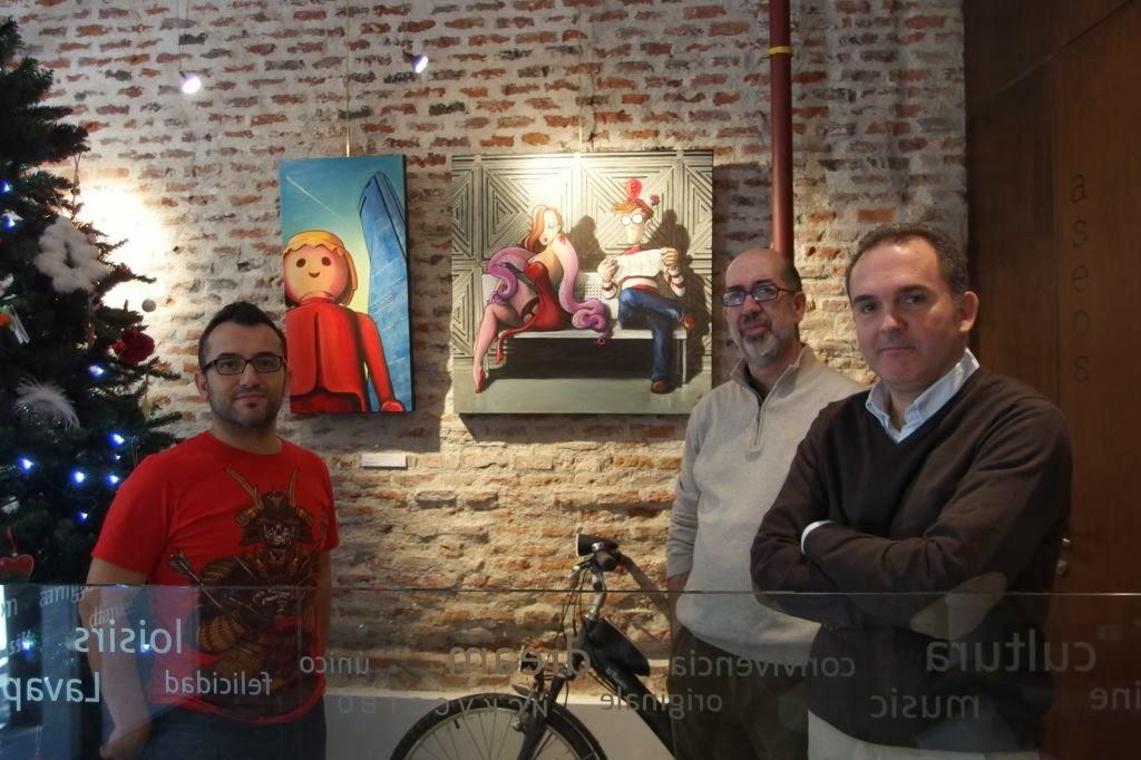 Los pintores junto a algunas de las obras de Gonzalo Sáenz Díez-Merry.