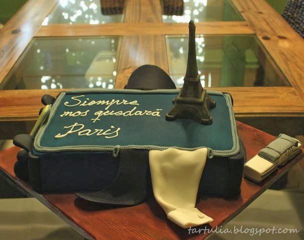 Tarta con Torre Eiffel de chocolate para un 50 cumpleaños