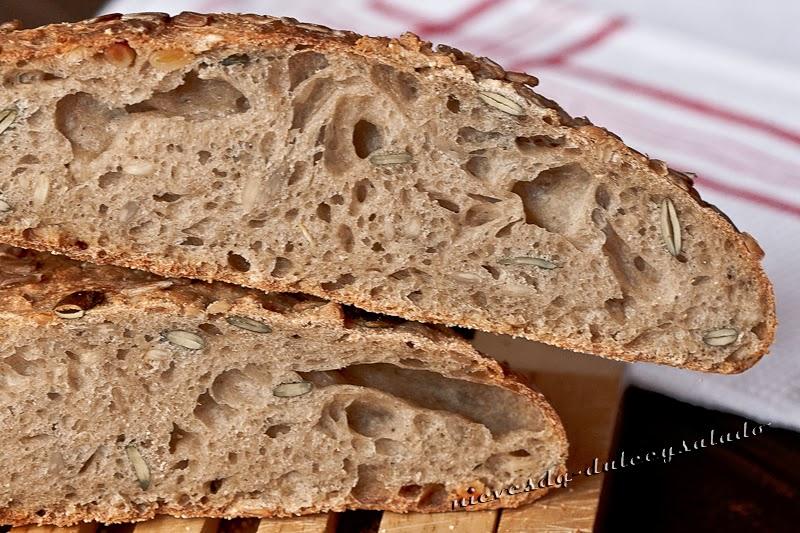 PAN CON MASA MADRE Y SEMILLAS DE CALABAZA, GIRASOL Y PIÑONES