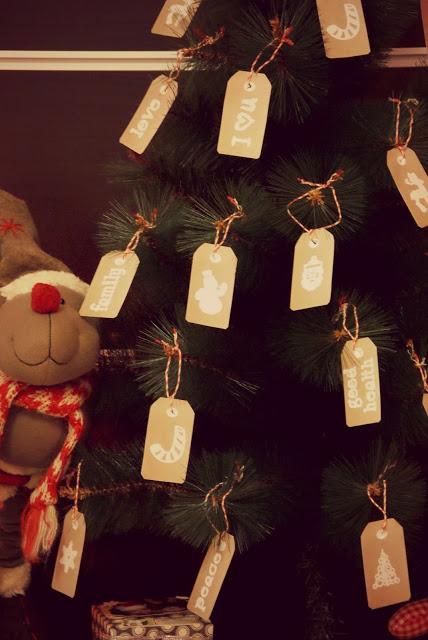 DIY: Decora tu árbol de Navidad con etiquetas