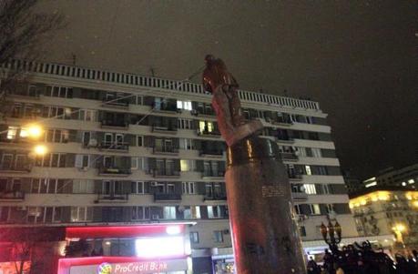 Derriban a Lenin en Ucrania!