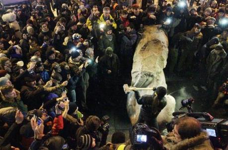 Derriban a Lenin en Ucrania!