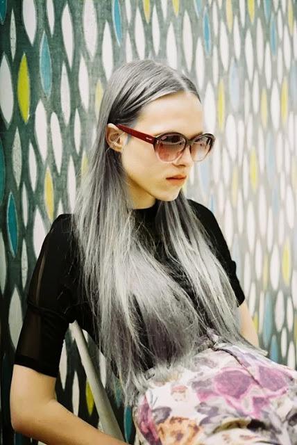 ¿pelo blanco y gris a los 20?