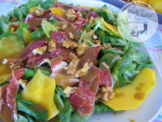ENSALADA DE CANONIGOS CON JAMON Y MANGO