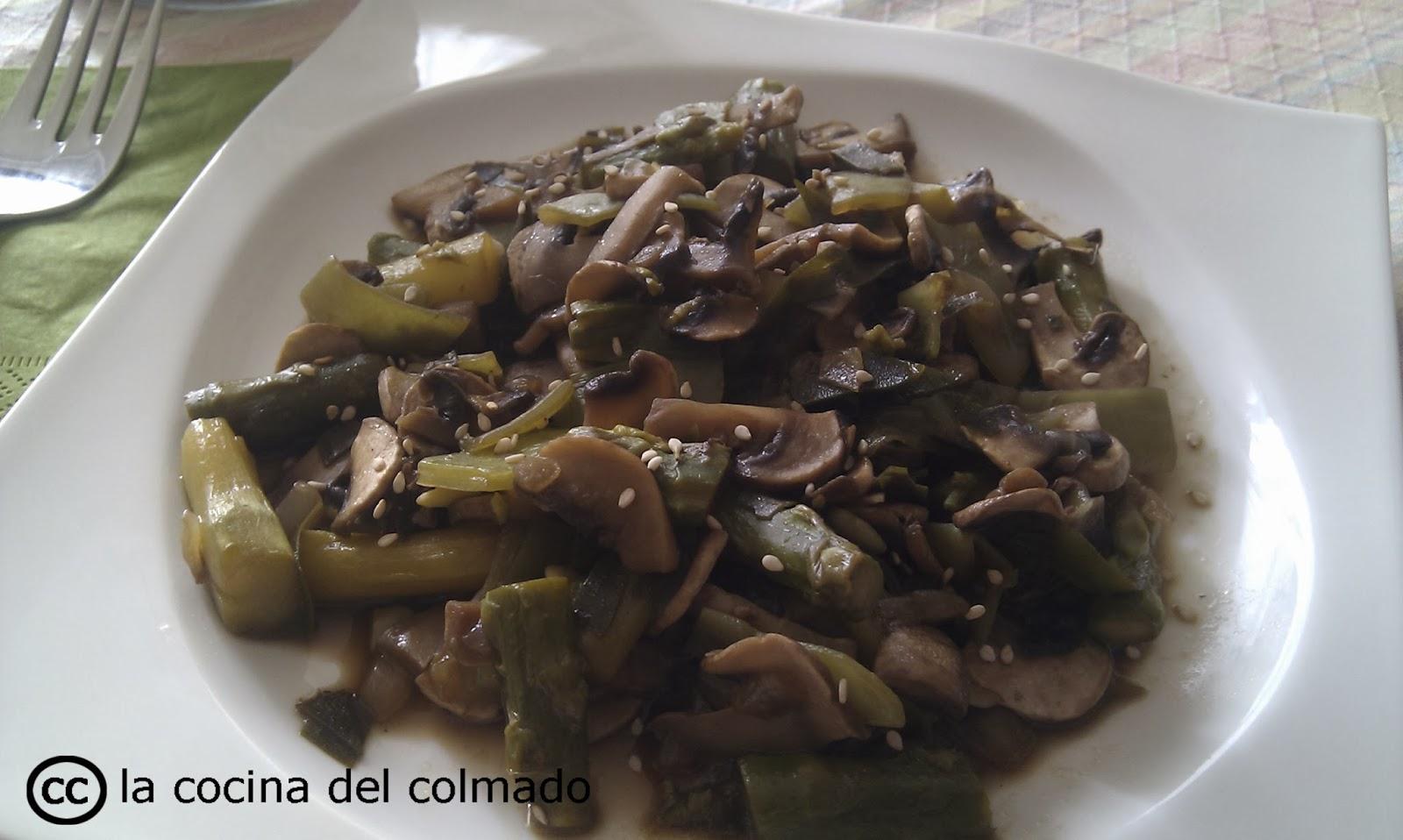 Revuelto de champiñones y espárragos con alga kombu y sésamo