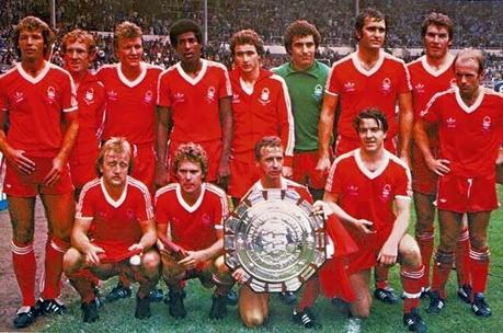 Jugadores del Nottingham Forest posando con la Charity Shield