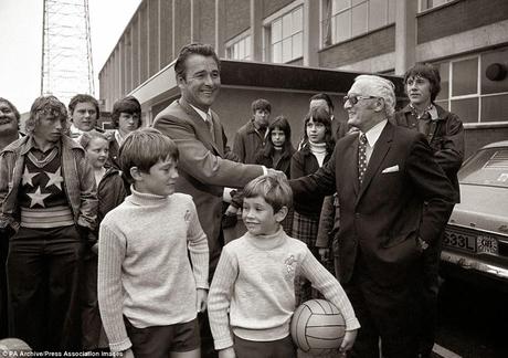 Brian Clough en su llegada a Leeds acompañado de sus dos hijos