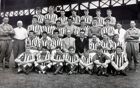 Brian Clough en una foto junto con toda la plantilla del Sunderland AFC