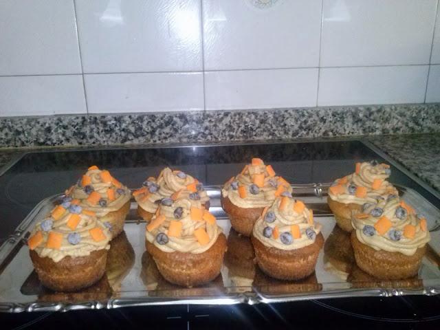 CUPCAKES DE MOkA , CON CHISPITAS DE DOS CHOCOLATES