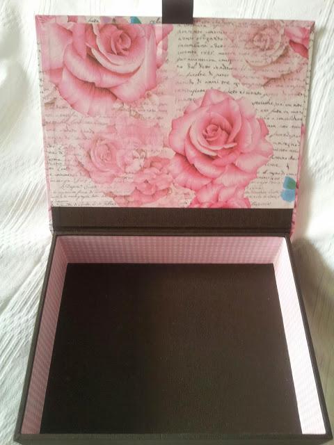 La cajita de rosas y chocolate.