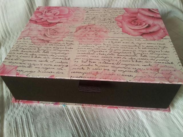 La cajita de rosas y chocolate.