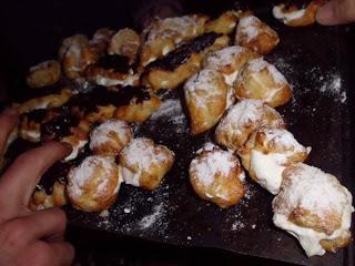 Bombitas de queso. profiteroles de nata