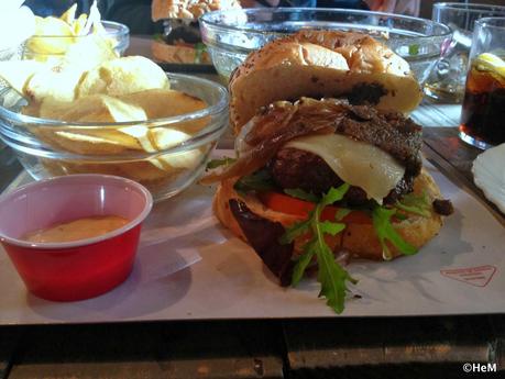 NAÏF SANDWICH & BAR: Un local con encanto pero con hamburguesas mediocres. NAÏF SANDWICH & BAR: Un local con encanto pero con hamburguesas mediocres.