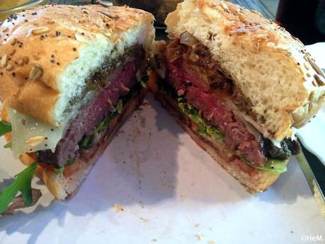 NAÏF SANDWICH & BAR: Un local con encanto pero con hamburguesas mediocres. NAÏF SANDWICH & BAR: Un local con encanto pero con hamburguesas mediocres.