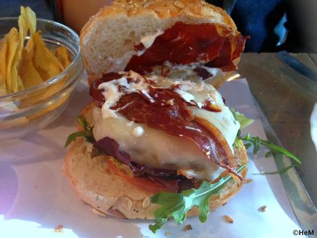 NAÏF SANDWICH & BAR: Un local con encanto pero con hamburguesas mediocres. NAÏF SANDWICH & BAR: Un local con encanto pero con hamburguesas mediocres.