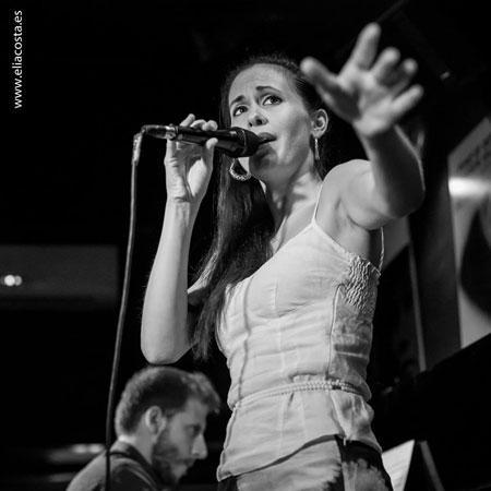 Lara Bello – Primero Amarillo , Después Malva (2012) lara_bello_jglass_eliacosta