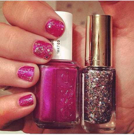 ESMALTES DE UÑAS COLOR RICHE GLITTER Y MÁSCARAS FALSE LASHES DE L'OREAL.