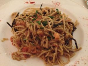 pasta integral con tomates asados y pesto de pistacho