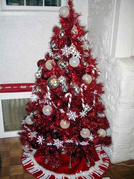 Lindos árboles de navidad en color rojo