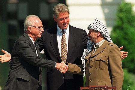 Isaac Rabin, Bill Clinton, y Yasser Arafat durante la firma de los Acuerdos de Oslo en la Casa Blanca, el 13 de septiembre de 1993.