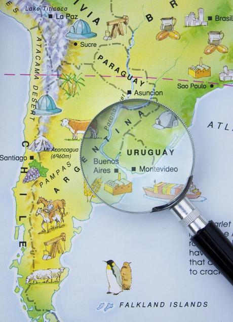 Aquí está Uruguay, al lado de Argentina y Brasil.