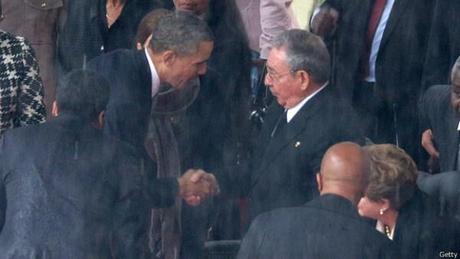El saludo entre Obama y Raúl Castro durante el homenaje a Mandela. 13 de diciembre de 2013. Foto: Getty Images