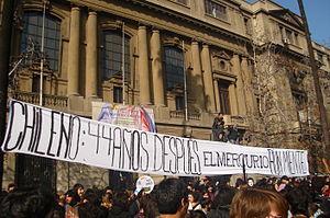 Español: Cartel durante la marcha estudiantil ...