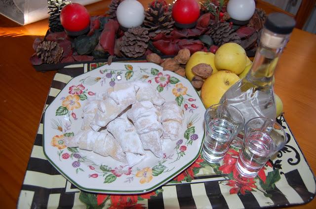 Croissants rellenos de mermelada de ciruelas y nuez rallada, Tradiciones navideñas en Rumanía