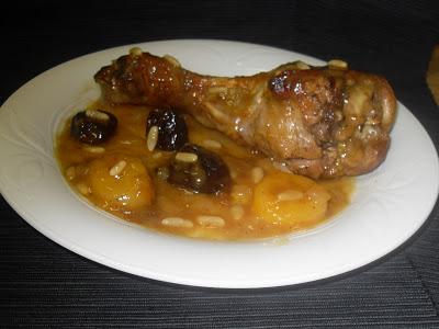 Muslos de pavo con ciruelas, orejones y piñones