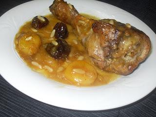 Muslos de pavo con ciruelas, orejones y piñones