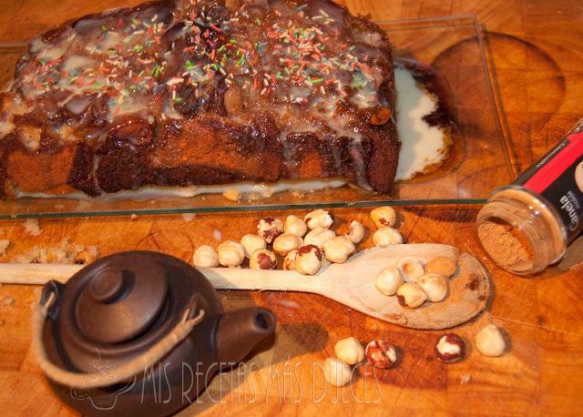 BIZCOCHO JUGOSO DE MANZANA CARAMELIZADA Y SALSA DE CHOCOLATE BLANCO