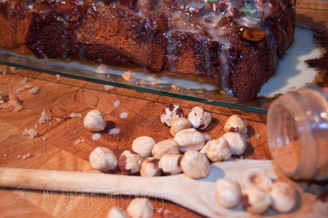 BIZCOCHO JUGOSO DE MANZANA CARAMELIZADA Y SALSA DE CHOCOLATE BLANCO