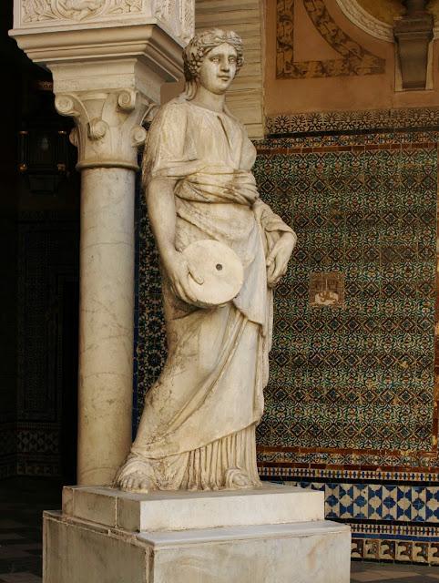 Las estatuas del patio central de la Casa de Pilatos (2).