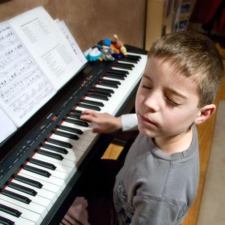 ¿El entrenamiento musical mejora la inteligencia de los niños?