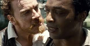 fassbender y Ejiofor cruel